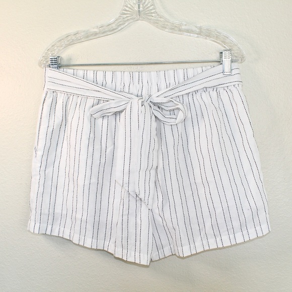 J.O.A (Just One Answer) High Waisted White Tie Front Shorts - Size Large - Picture 3 of 9